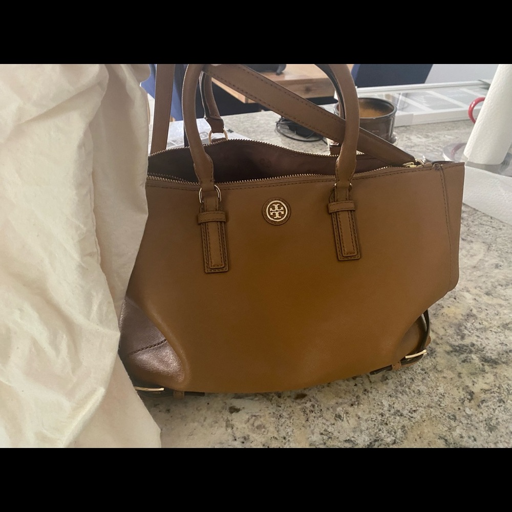 Very good condition slightly used Tory Birch bag with dust cover.